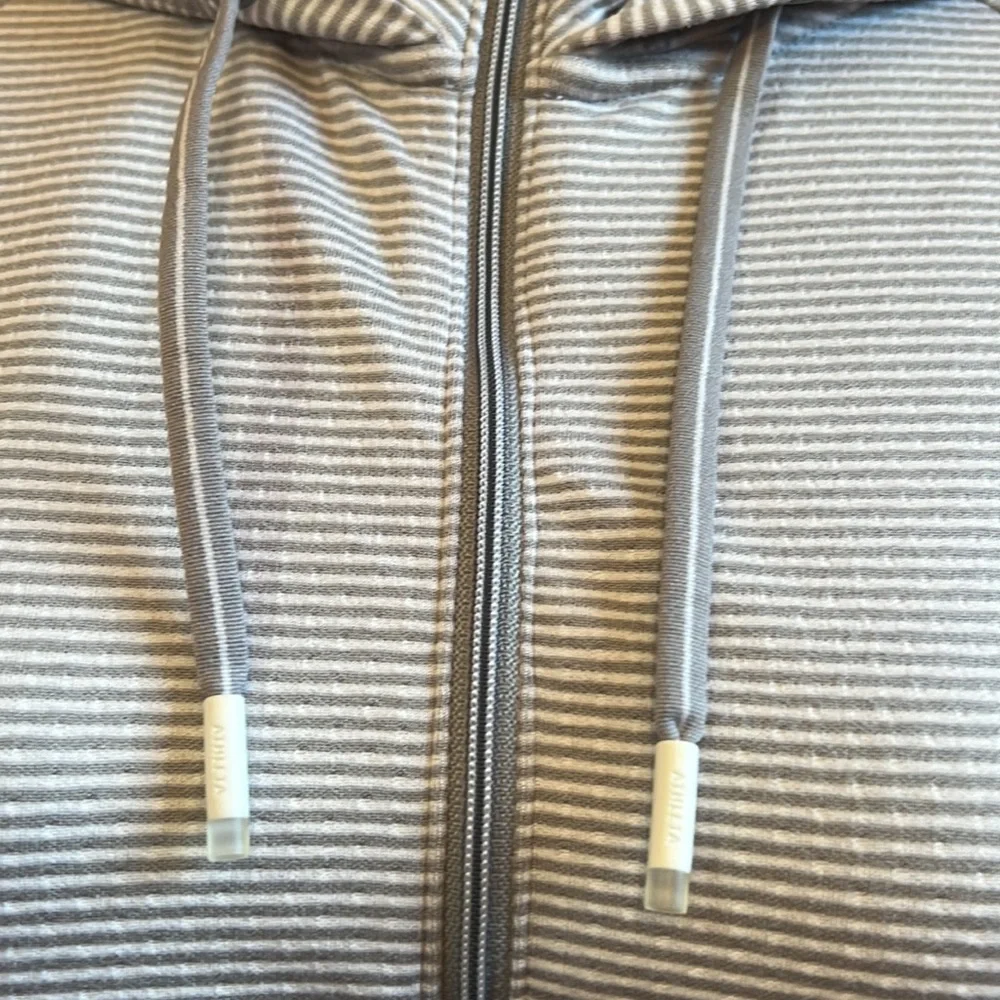 EUC ATHLETA gray/white half zip hoodie Size m